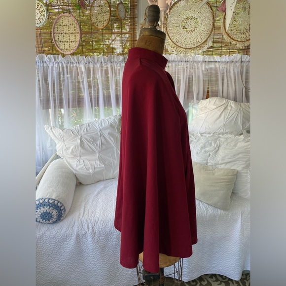 Red Cape - Picture 3 of 6